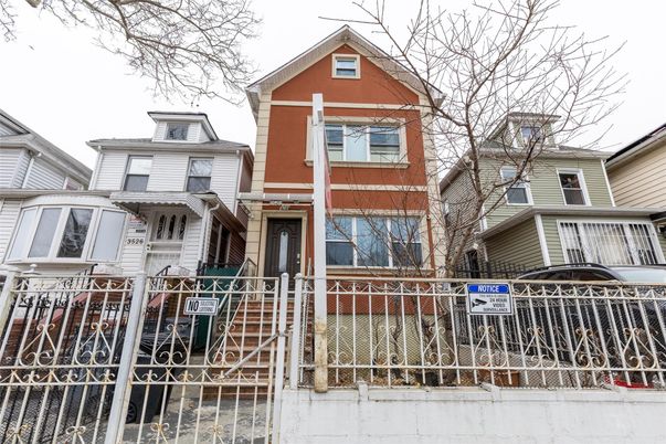 Exterior, Facade, Rowhouse