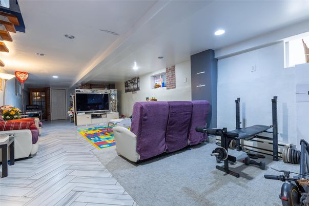 Fitness Equipment, Interior, Living room, Recessed Lighting, Wood Texture Flooring
