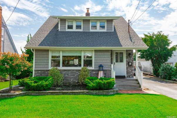 Exterior, Facade, Cape Cod