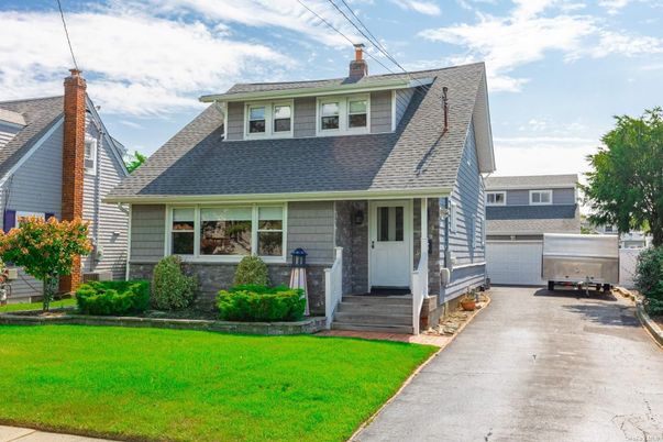 Exterior, Facade, Cape Cod