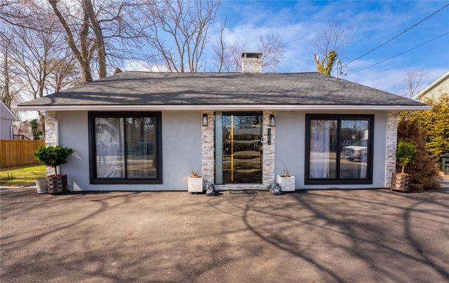 Exterior, Facade, Ranch