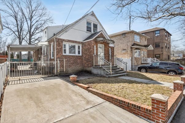 Exterior, Facade, Brick Facade, Rowhouse