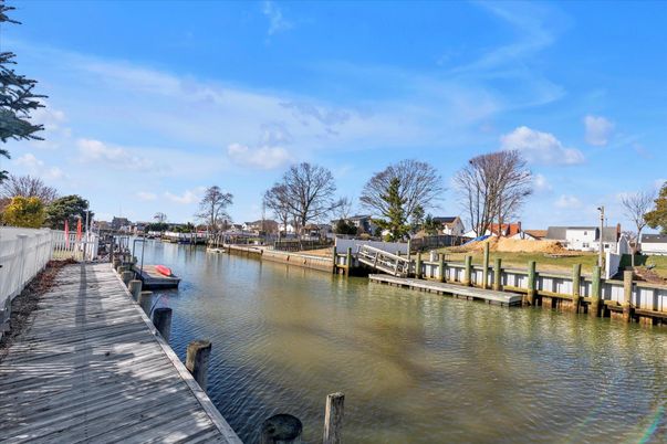 Exterior, Lake