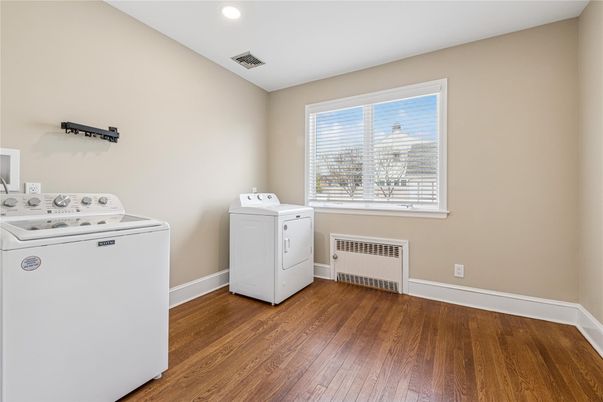 Interior, Recessed Lighting, Washer, Wood Texture Flooring