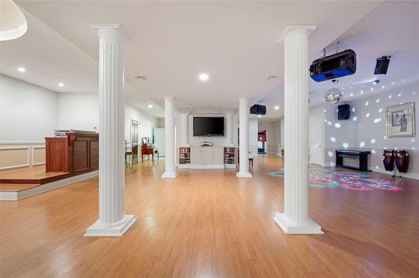 Interior, Recessed Lighting, Wood Texture Flooring