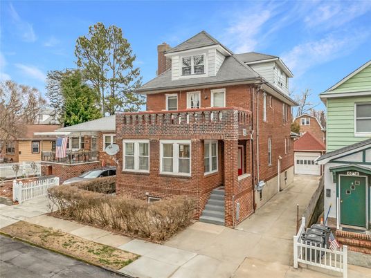 Exterior, Facade, Brick Facade, American Foursquare