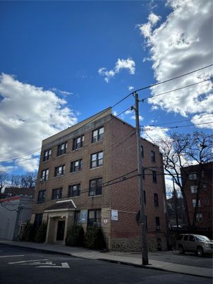 Exterior, Facade, Brick Facade, Chicago School
