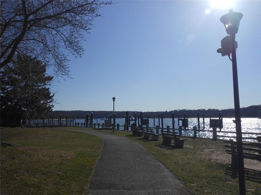 Exterior, Lake