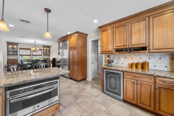 Chandelier, Dining room, Interior, Kitchen, Pendant Lights, Recessed Lighting, Stainless Steel Appliances