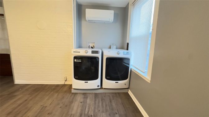 Interior, Washer, Wood Texture Flooring