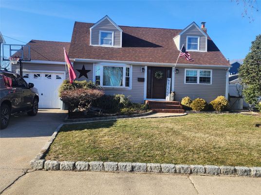 Attached, Exterior, Facade, Cape Cod