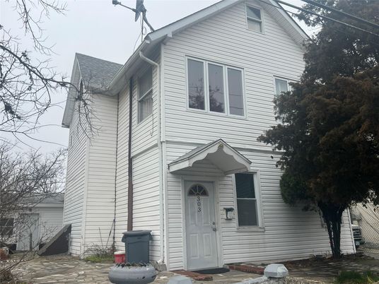 Exterior, Facade, Queen Anne Victorian
