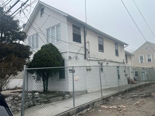 Exterior, Facade, Rowhouse