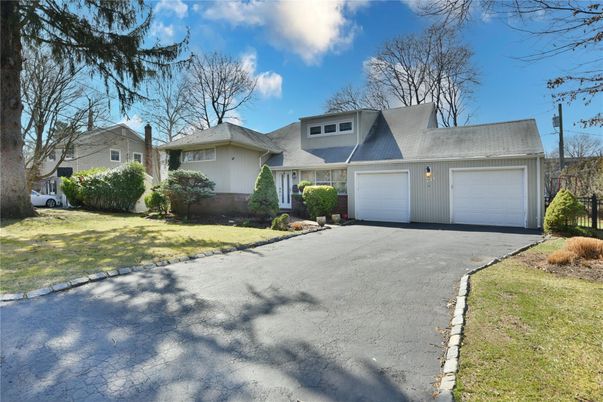 Attached, Exterior, Facade, Cape Cod