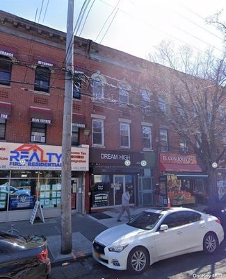 Exterior, Facade, Brick Facade, Rowhouse
