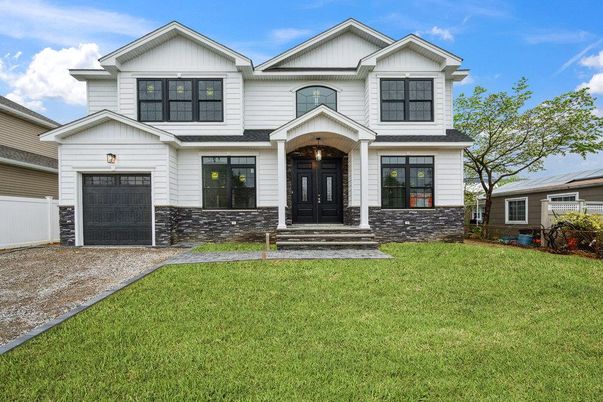 Attached, Exterior, Facade, Farmhouse
