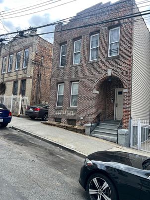 Exterior, Facade, Brick Facade, Rowhouse