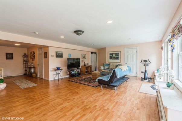 Fitness Equipment, Interior, Living room, Recessed Lighting, Wood Texture Flooring