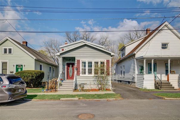 Exterior, Facade, Queen Anne Victorian