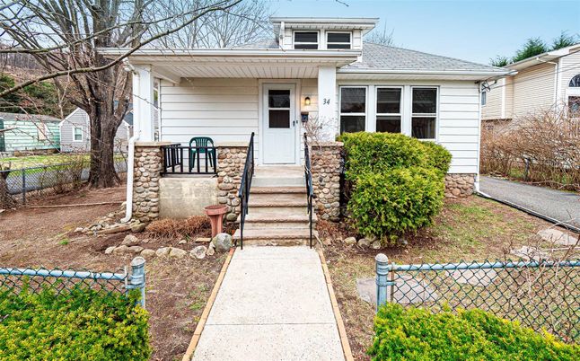 Exterior, Facade, American Foursquare