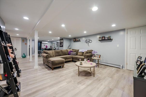 Fitness Equipment, Interior, Living room, Recessed Lighting, Wood Texture Flooring