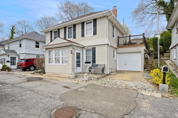 Attached, Exterior, Facade, American Foursquare