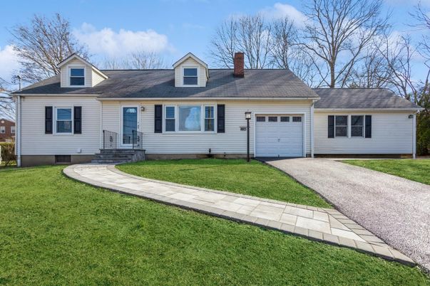 Attached, Exterior, Facade, Cape Cod