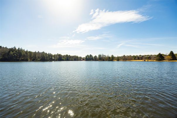 Exterior, Lake
