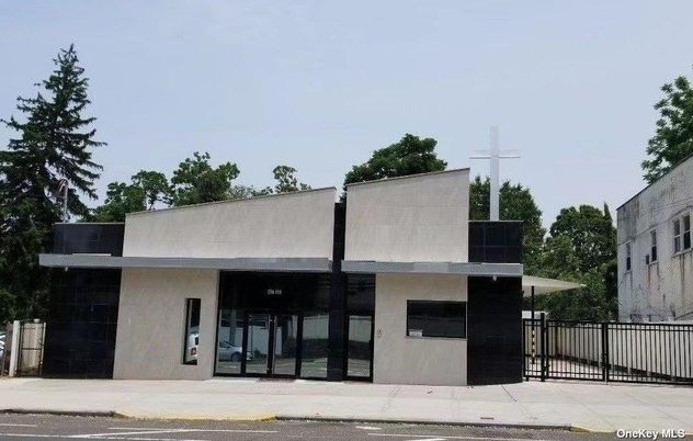 Exterior, Facade, Modern