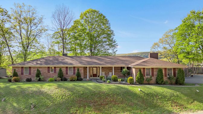 Exterior, Facade, Brick Facade, Ranch