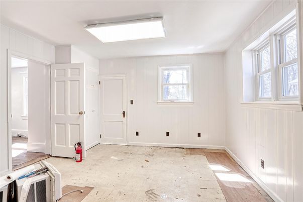 Empty room, Interior