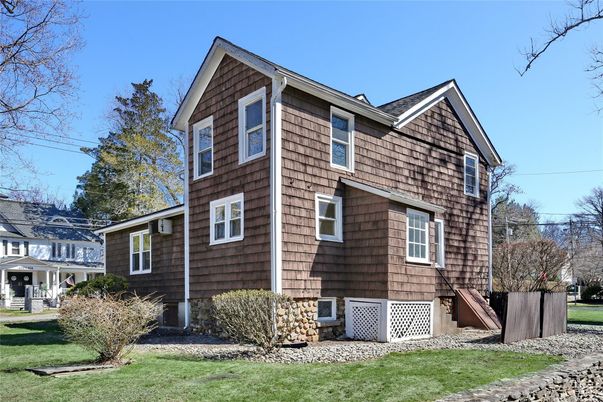 Exterior, Facade, Rowhouse