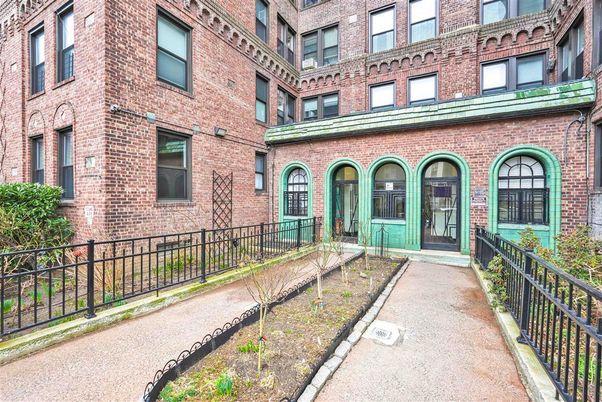 Exterior, Facade, Brick Facade, Rowhouse