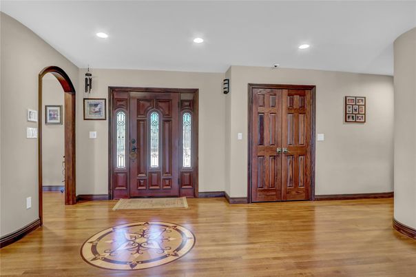 Interior, Recessed Lighting, Wood Texture Flooring