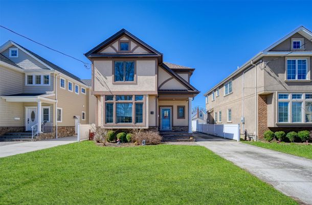 Exterior, Facade, Queen Anne Victorian