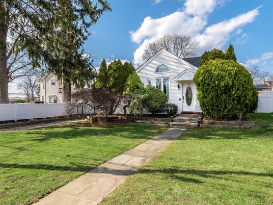 Backyard, Exterior, Facade, Queen Anne Victorian