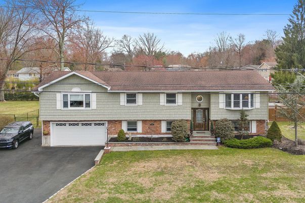 Attached, Exterior, Facade, Brick Facade, Raised Ranch