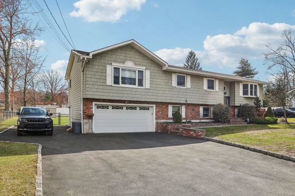 Attached, Exterior, Facade, Brick Facade, Split Level