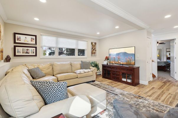 Interior, Living room, Recessed Lighting, Wood Texture Flooring