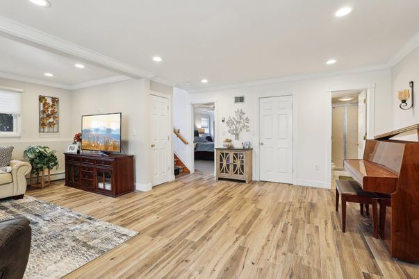 Interior, Piano, Recessed Lighting, Wood Texture Flooring