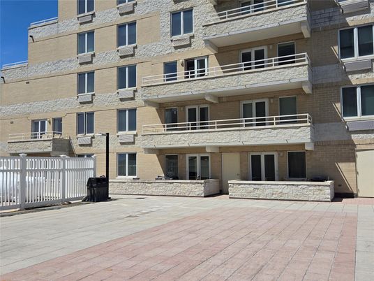 Exterior, Facade, Rowhouse