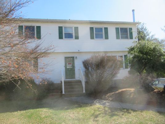 Exterior, Facade, Raised Ranch