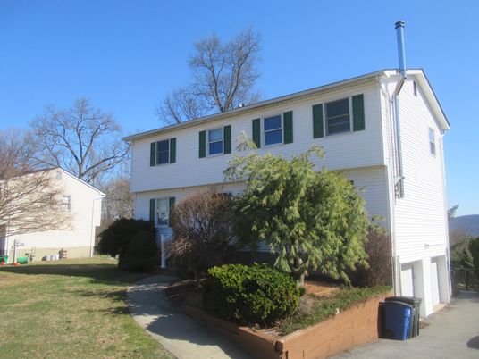 Attached, Exterior, Facade, Raised Ranch
