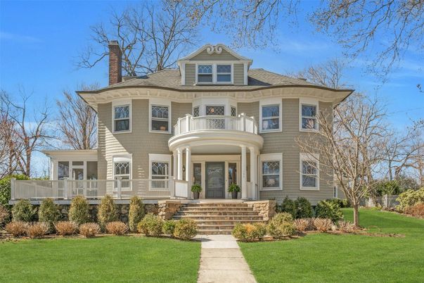 Exterior, Facade, Queen Anne Victorian