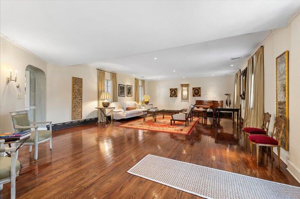 Dining room, Interior, Living room, Piano, Recessed Lighting, Wood Texture Flooring