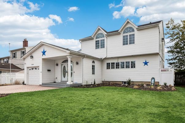 Attached, Exterior, Facade, Farmhouse