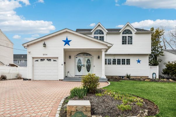 Attached, Exterior, Facade, Farmhouse