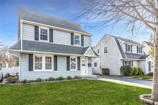 Exterior, Facade, Cape Cod