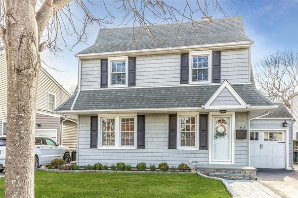 Attached, Exterior, Facade, Cape Cod