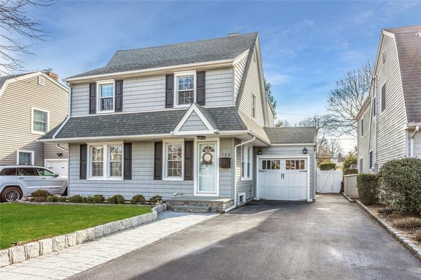 Attached, Exterior, Facade, Cape Cod